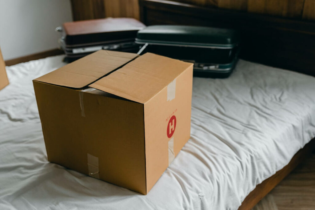 Moving box and suticases on a bed